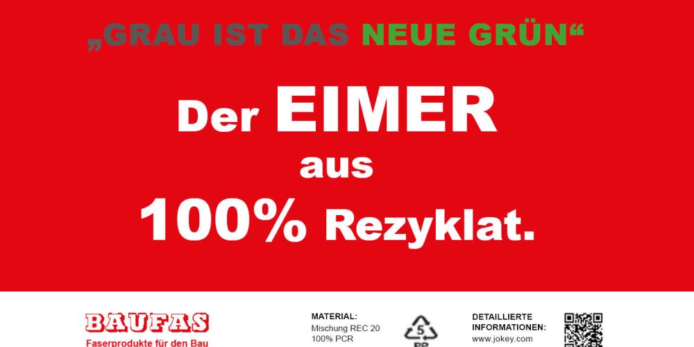 Rotes Banner mit Aufschrift: Grau ist das neue Grün, der Eimer aus 100% Rezyklat