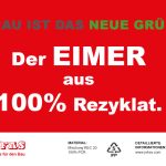 Rotes Banner mit Aufschrift: Grau ist das neue Grün, der Eimer aus 100% Rezyklat