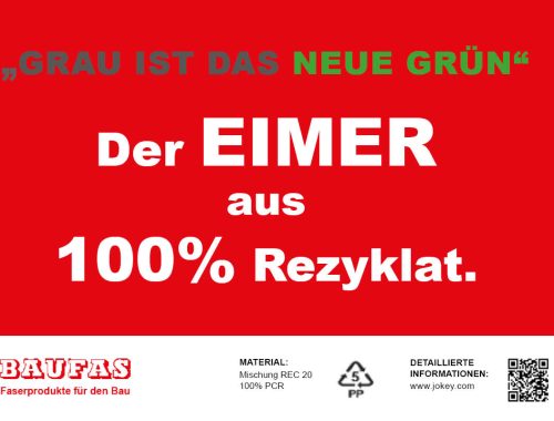 Rotes Banner mit Aufschrift: Grau ist das neue Grün, der Eimer aus 100% Rezyklat