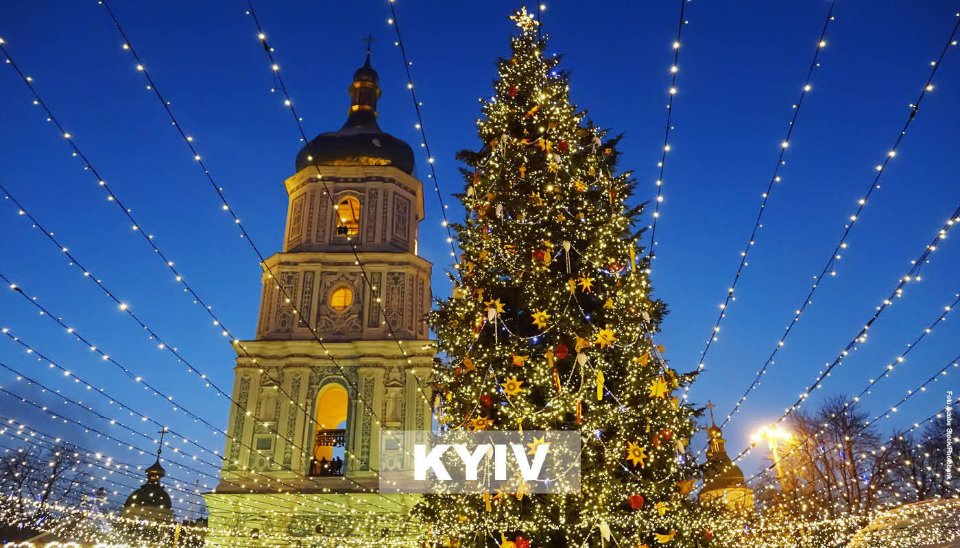 Foto von Sophienkathedrale und weihnachtlichem Baum in Kiew