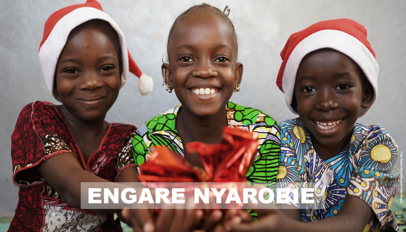 Foto von drei schwarzen Kinder aus Nairobi mit Nikolausmützen auf dem Kopf und Geschenken in der Hand